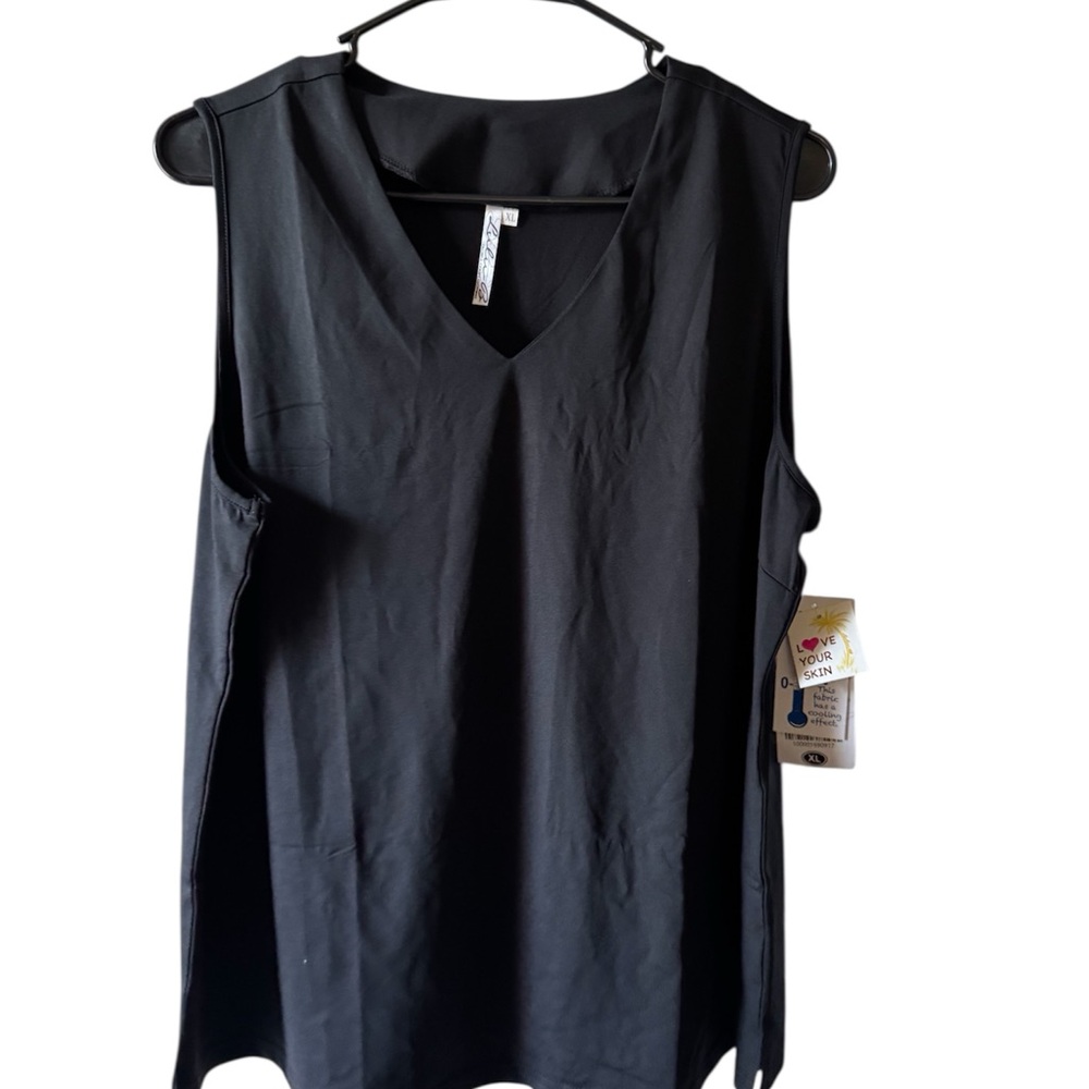 Lulu-B Black V-Neck Sleeveless Tank Top